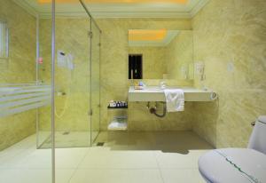 a bathroom with a shower and a sink and a toilet at 華倫汽車旅館 in Erlin