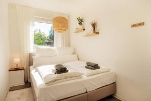 a bedroom with a bed with towels on it at happyhome mitten im HARZ - direkte Wanderwege - Bachplätschern - Küche - Kinderfreundlich - Paare und Freunde in Elend