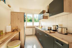 a kitchen with a counter and a sink in it at happyhome mitten im HARZ - direkte Wanderwege - Bachplätschern - Küche - Kinderfreundlich - Paare und Freunde in Elend