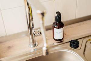 a bottle of soap sitting on top of a sink at happyhome mitten im HARZ - direkte Wanderwege - Bachplätschern - Küche - Kinderfreundlich - Paare und Freunde in Elend +30 photos