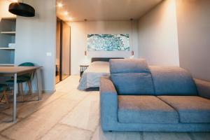 a living room with a couch and a bed at Appartamento Meda - Lakeside Leisure & Business in Cissano
