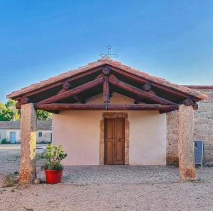 a small house with a wooden door in front at Su Tostoiu alloggio privato in Càbras