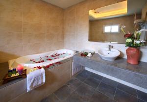 a bathroom with a bath tub and a sink at 華倫汽車旅館 in Erlin