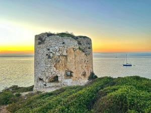 an old stone building on the edge of the ocean at Su Tostoiu alloggio privato in Càbras