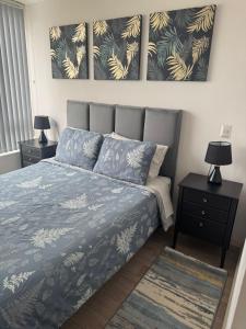a bedroom with a bed with two night stands and two lamps at Bello departamento av del mar in Coquimbo
