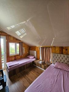 a bedroom with two beds in a room at Guesthouse Sunshine Ureki in Ureki