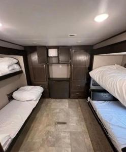 a small room with two beds in a van at كرفان نور القمر in Al Namas