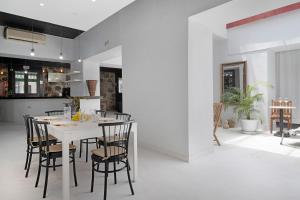 a kitchen and dining room with a white table and chairs at Brothers House in Arrecife