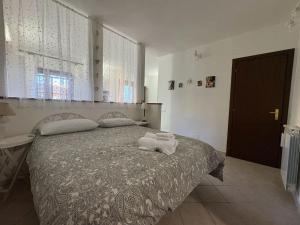 a bedroom with a bed with two towels on it at Alloggio turistico La casetta di Piazza Roma in Bracciano