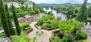 an aerial view of a garden with a river at Beau séjour in Prayssac