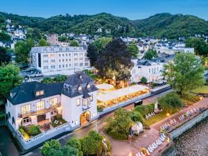 eine Luftaufnahme eines großen weißen Gebäudes mit einer Straße in der Unterkunft Das Ebertor Hotel in Boppard