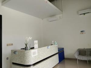 a kitchen with a counter and a white ceiling at Priority Teuku Umar Samarinda in Loa Bakong