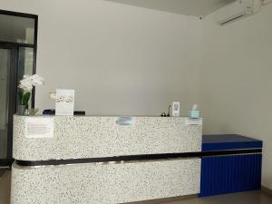 a white and black counter top in a room at Priority Teuku Umar Samarinda in Loa Bakong