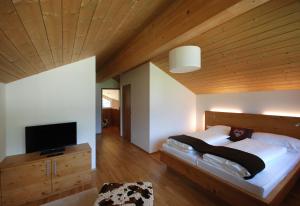 Łóżko lub łóżka w pokoju w obiekcie EdelWeiss AlpinLodge