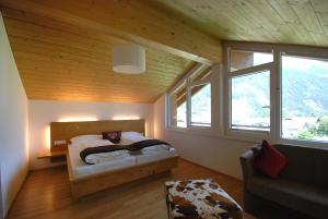מיטה או מיטות בחדר ב-EdelWeiss AlpinLodge