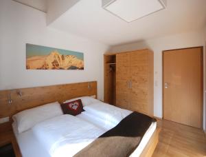Łóżko lub łóżka w pokoju w obiekcie EdelWeiss AlpinLodge
