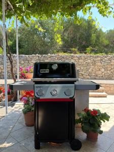 a black and red grill sitting on a patio at Rooms Bambina in Lun