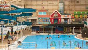 a pool on a cruise ship with people in it at ホテルテラス小名浜 in Iwaki