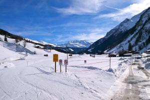a snow covered ski slope with mountains in the background at Urgemütliche Lennkhütte in Rauris
