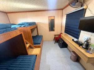 a room with two bunk beds and a television at Vân Tân Hotel in Kon Von Kla +12 photos