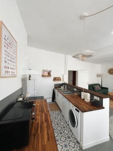 a kitchen with a sink and a washing machine at Le Haut des Halles in Martel