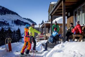 a group of people standing on skis in the snow at Hüttendorf Präbichl 1 in Vordernberg