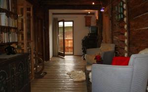 a hallway with chairs and a door to a room at Schauinstal Appartement 2 in Lutago
