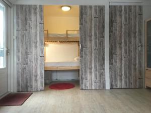 a room with two bunk beds and a red rug at Aaf is alleen te boeken van zaterdag tot zaterdag De tuin is afsluitbaar voor uw hond in Hollum +24 photos