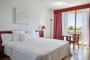 Un pat sau paturi într-o cameră la Hotel Cleopatra Palace +30 fotografii