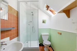 a bathroom with a shower and a toilet and a sink at Studio 7 3 Min Du Futuroscope in Chasseneuil-du-Poitou +12 photos