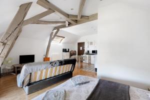 a bedroom with a bed and a living room at Studio 7 3 Min Du Futuroscope in Chasseneuil-du-Poitou
