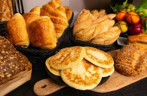 eine Vielzahl verschiedener Brotsorten und Gebäckstücke in der Unterkunft Leonardo Boutique Hotel Paris Opera in Paris