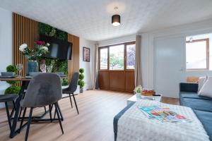 a living room with a blue couch and a table at Open Mind Property - 3BR with Free Parking & Garden in Portsmouth