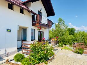 a building with a balcony on top of it at Travelers Nest by Casa Calatorului in Râşnov