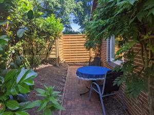 ein blauer Tisch und ein Stuhl in einem Garten in der Unterkunft Renova13 in Süderbrarup