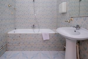 a bathroom with a sink and a bath tub at VILLA Lafayette in Tunis