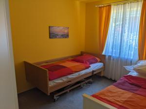 ein kleines Schlafzimmer mit einem Bett und einem Fenster in der Unterkunft Renova13 in Süderbrarup + 5 Fotos
