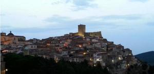 une ville au sommet d'une colline la nuit dans l'établissement Residenza Sant'Antonio, à Deliceto