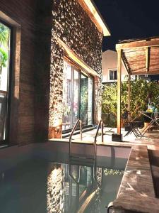 a swimming pool in front of a house at Casa del Quadro in Chios