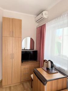 a hotel room with a kitchen with a room with at Otel delfin in Karolino-Buhaz
