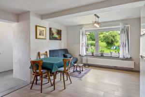 a living room with a table and a couch at Jolie Appartement Bei Kassel in Eiterhagen