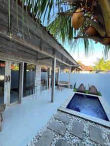 a villa with a swimming pool and a house at Lembongan summer in Nusa Lembongan