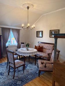 a living room with a table and a couch at Finnegården Røros in Røros