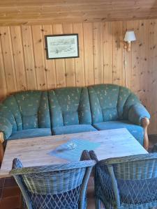 a living room with a couch and a table at Brufoss Hytte og Laksesenter in Svarstad