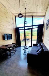ein Wohnzimmer mit Sofa und Tisch in der Unterkunft Lori INN in Stepanawan + 12 Fotos