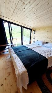 ein großes Bett in einem Zimmer mit einem großen Fenster in der Unterkunft Lori INN in Stepanawan