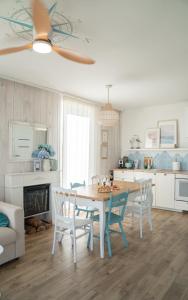 a kitchen and dining room with a table and chairs at Coco Beach Cupel - Domek AQUA z jakuzzi in Cupel
