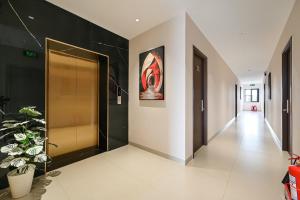 a hallway with a door and a painting on the wall at Khách sạn Neva in Long An +12 photos