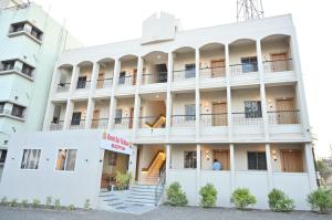 an external view of the hotel at Hotel Sai Vaibhav in Shirdi