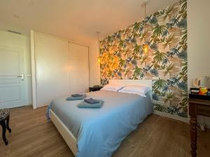 a bedroom with a bed with towels on it at Chambre 2 personnes in Saint-André-de-Sangonis